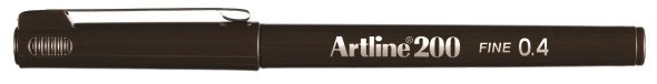 Artline Fineliner 200 Fine 0.4 mørkebrun translates to Norwegian as: 

Artline Fineliner 200 Fine 0.4, mørkebrun.