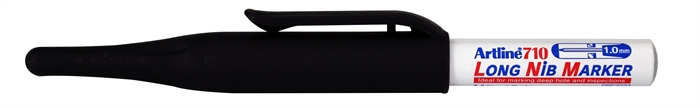 Artline merkepenn 710 med lang spiss, svart.